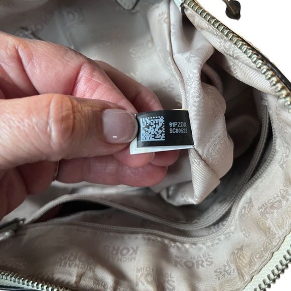 Michael Kors Large Satchel Style Bag in White Roomy with Handles Crossbody Strap - Picture 5 of 13